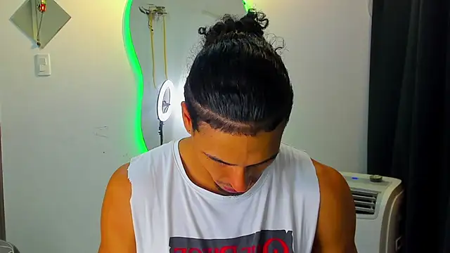 Snapshot of Kris_Khalifa69 chatting on September 2025 01:33:01 AM Kris Khalifa69 online show from September 2025 01:33:01 AM