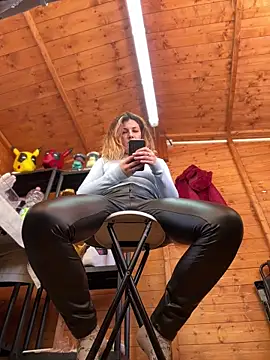 Snapshot of DaisyVibesss chatting on December 2024 12:35:01 PM DaisyVibesss online show from December 2024 12:35:01 PM