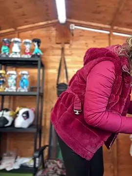 Snapshot of DaisyVibesss chatting on December 2024 09:31:01 AM DaisyVibesss online show from December 2024 09:31:01 AM