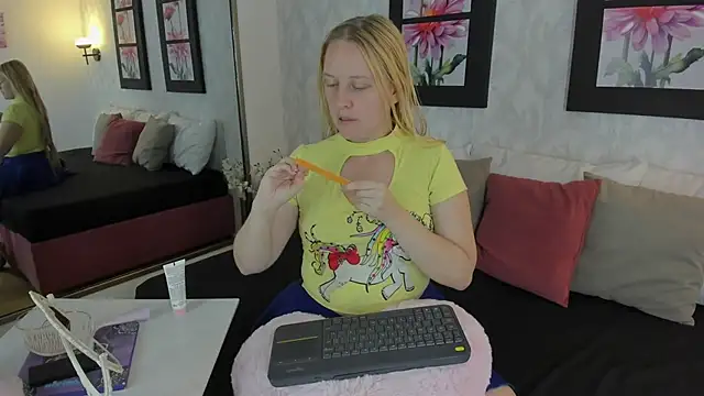 Snapshot of EmilySumer chatting on October 2025 04:32:01 AM EmilySumer online show from October 2025 04:32:01 AM