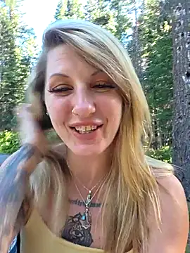 Snapshot of SheIsSomething chatting on July 2026 12:59:02 AM SheIsSomething online show from July 2026 12:59:02 AM
