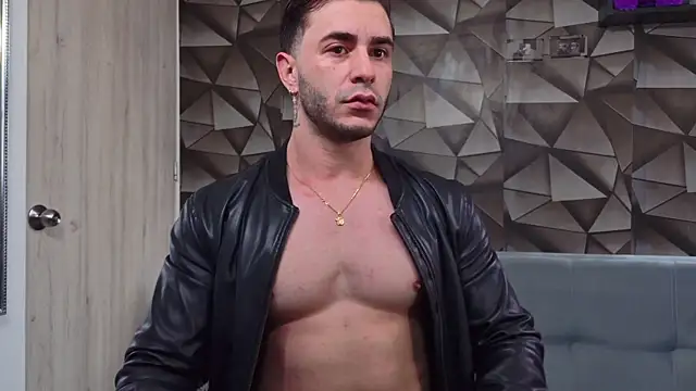 Latino stud4u online show from April 2026 04:09:01 PM
