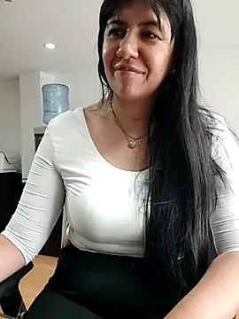 aisha latina online show from May 2026 03:04:02 PM