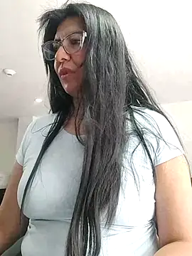aisha latina online show from October 2025 03:09:02 PM
