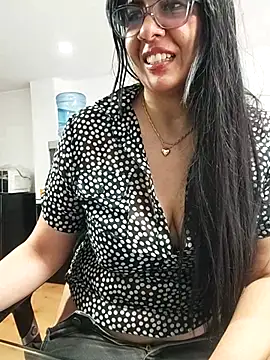 aisha latina online show from April 2026 03:04:02 PM