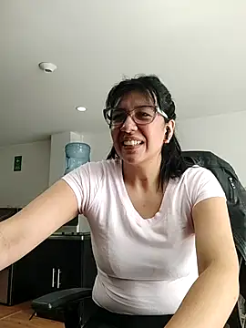 aisha latina online show from November 2025 03:04:01 PM