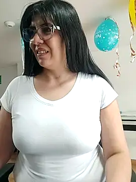 aisha latina online show from June 2026 02:39:01 PM