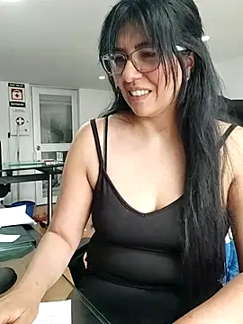 aisha latina online show from November 2025 02:39:02 PM