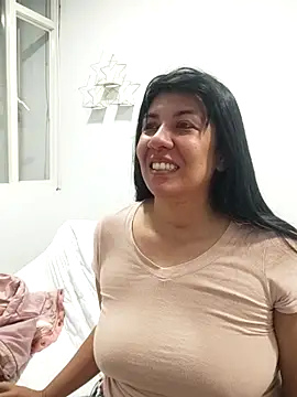 aisha latina online show from February 2026 01:30:01 PM