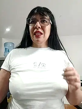 aisha latina online show from July 2026 03:25:01 PM