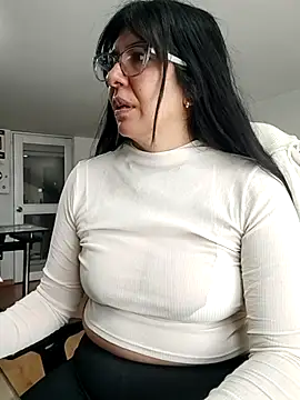 aisha latina online show from March 2026 04:42:02 PM