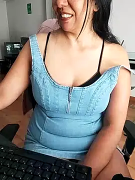 aisha latina online show from March 2026 02:35:01 PM