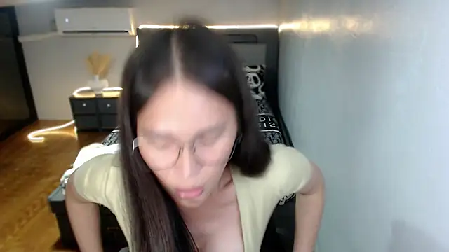 Snapshot of AmazingLuchie chatting on July 2026 05:38:01 AM AmazingLuchie online show from July 2026 05:38:01 AM