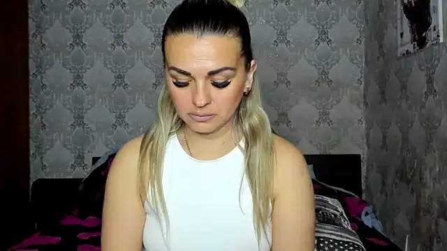 NicoletMoore online show from April 2026 07:09:01 PM