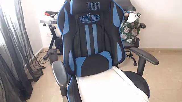 LARACRUZ30 online show from April 2026 02:57:02 PM