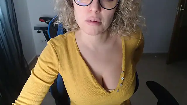 LARACRUZ30 online show from February 2026 04:01:01 PM