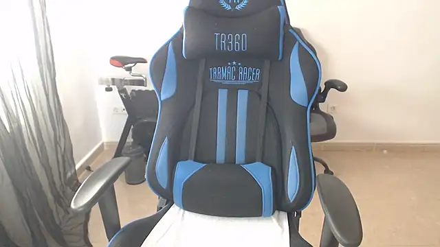 LARACRUZ30 online show from April 2026 06:42:01 AM