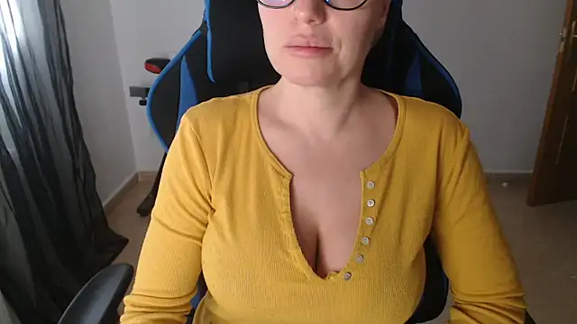 LARACRUZ30 online show from March 2026 04:47:01 PM