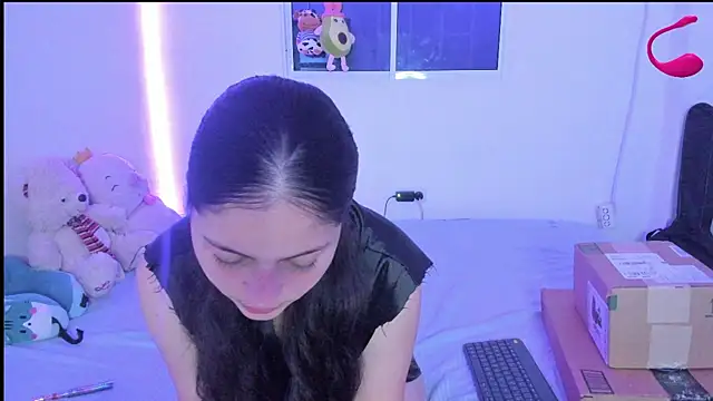 Snapshot of MollyG18 chatting on January 2025 01:45:02 AM MollyG18 online show from January 2025 01:45:02 AM