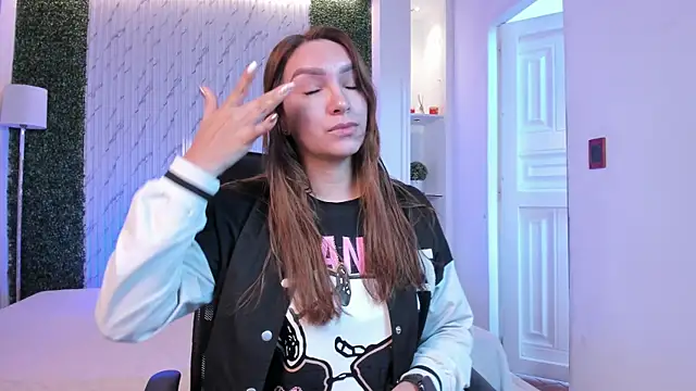 miataylorr1 online show from December 2025 11:42:02 AM