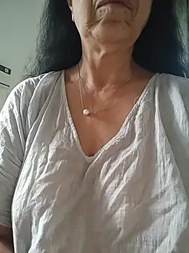 Snapshot of Susannemilf chatting on May 2026 02:41:01 AM Susannemilf online show from May 2026 02:41:01 AM