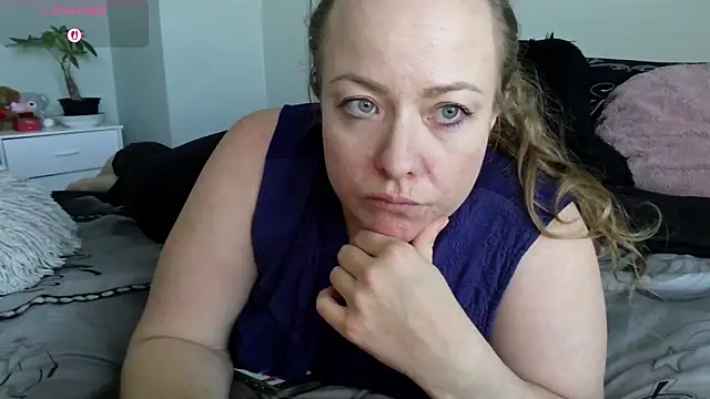 Snapshot of julimonroe chatting on February 2026 08:28:02 PM julimonroe online show from February 2026 08:28:02 PM