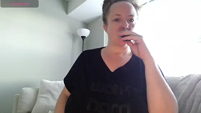 Snapshot of julimonroe chatting on January 2026 02:46:02 PM julimonroe online show from January 2026 02:46:02 PM