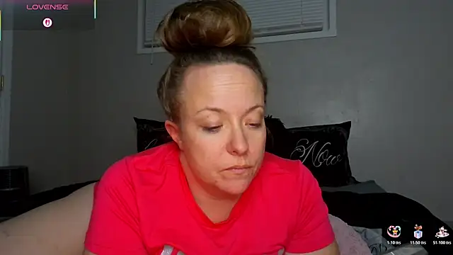 Snapshot of julimonroe chatting on December 2025 03:11:01 AM julimonroe online show from December 2025 03:11:01 AM