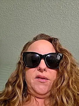 Snapshot of julimonroe chatting on February 2026 03:40:02 PM julimonroe online show from February 2026 03:40:02 PM