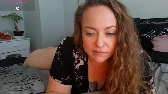 Snapshot of julimonroe chatting on February 2026 07:00:02 PM julimonroe online show from February 2026 07:00:02 PM