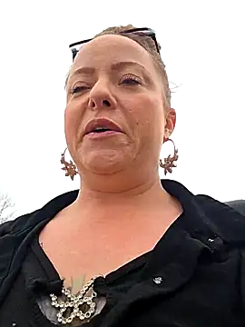 Snapshot of julimonroe chatting on February 2026 06:51:02 PM julimonroe online show from February 2026 06:51:02 PM