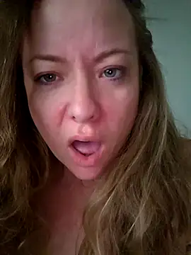 Snapshot of julimonroe chatting on February 2026 02:48:01 PM julimonroe online show from February 2026 02:48:01 PM