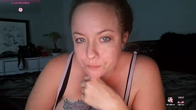 Snapshot of julimonroe chatting on February 2026 03:34:02 AM julimonroe online show from February 2026 03:34:02 AM