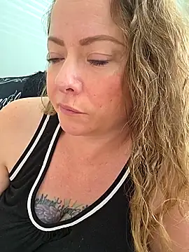 Snapshot of julimonroe chatting on February 2026 05:15:02 PM julimonroe online show from February 2026 05:15:02 PM