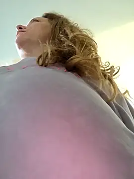 Snapshot of julimonroe chatting on January 2026 03:15:02 PM julimonroe online show from January 2026 03:15:02 PM