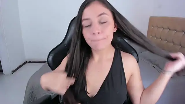 EmmaGrace1999 online show from April 2026 07:32:01 PM