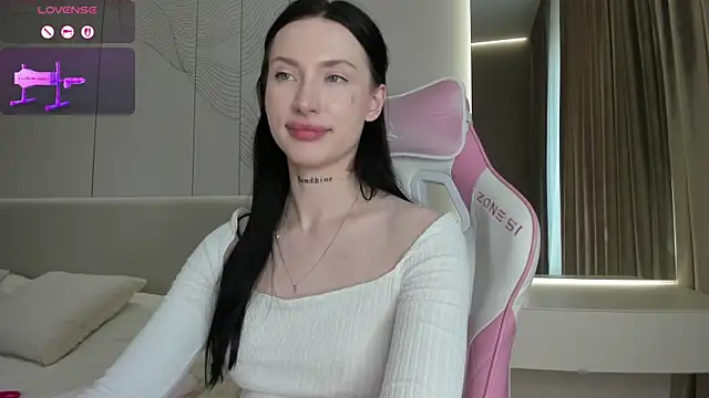 Snapshot of JenniferQueen11 chatting on July 2026 04:24:01 AM JenniferQueen11 online show from July 2026 04:24:01 AM