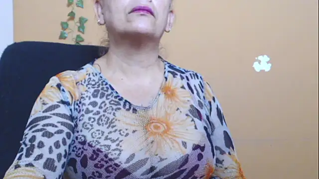 Snapshot of Hellensextits chatting on December 2024 04:39:02 PM Hellensextits online show from December 2024 04:39:02 PM