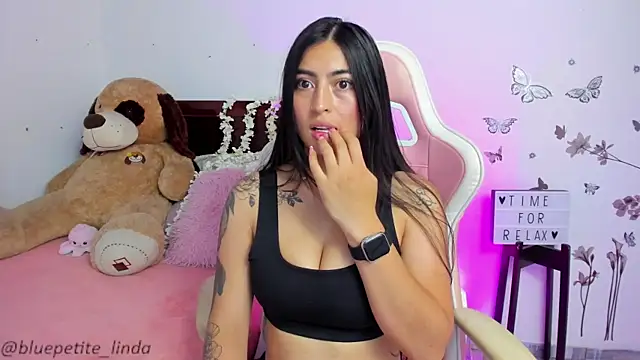 Snapshot of Blue_Petite chatting on March 2025 08:29:02 PM Blue Petite online show from March 2025 08:29:02 PM