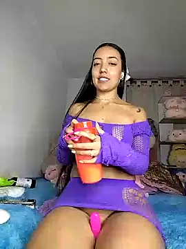 Snapshot of amycute_ chatting on February 2025 02:14:02 AM amycute online show from February 2025 02:14:02 AM