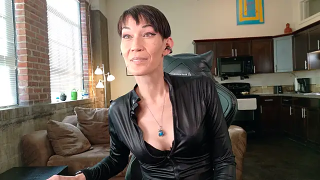 EveEnigma online show from December 2025 08:45:02 PM