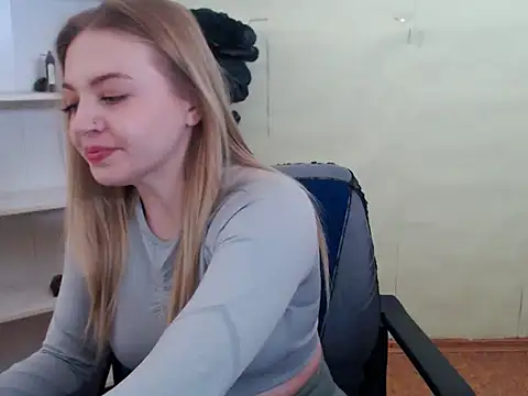 Snapshot of CrazyGloria chatting on March 2025 05:57:01 AM CrazyGloria online show from March 2025 05:57:01 AM