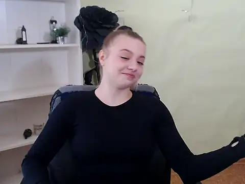 Snapshot of CrazyGloria chatting on March 2025 06:06:02 AM CrazyGloria online show from March 2025 06:06:02 AM