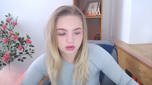 Snapshot of CrazyGloria chatting on October 2025 05:42:01 AM CrazyGloria online show from October 2025 05:42:01 AM