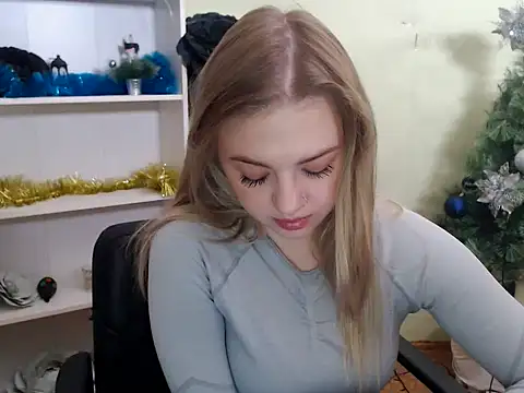 Snapshot of CrazyGloria chatting on December 2024 05:48:01 AM CrazyGloria online show from December 2024 05:48:01 AM