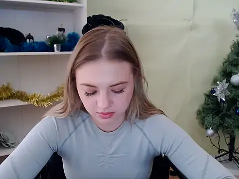 Snapshot of CrazyGloria chatting on December 2024 09:33:01 AM CrazyGloria online show from December 2024 09:33:01 AM