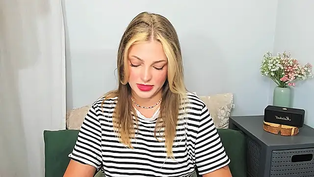 LilyBlondee online show from May 2026 06:02:02 PM