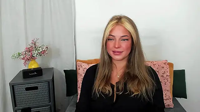 Snapshot of LilyBlondee chatting on July 2026 05:45:02 AM LilyBlondee online show from July 2026 05:45:02 AM