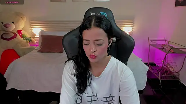 Snapshot of New_Arab_Kingdom chatting on November 2025 01:27:01 AM New Arab Kingdom online show from November 2025 01:27:01 AM