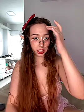 tsuki chan on online show from December 2025 03:16:01 PM